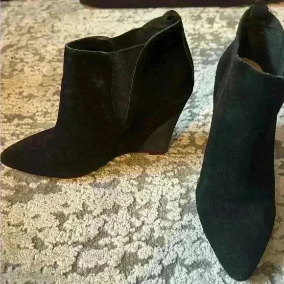 Vince Camuto Yannick Black Suede Wedge Pull On Ankle Bootie Womens 9.5 - Picture 2 of 5